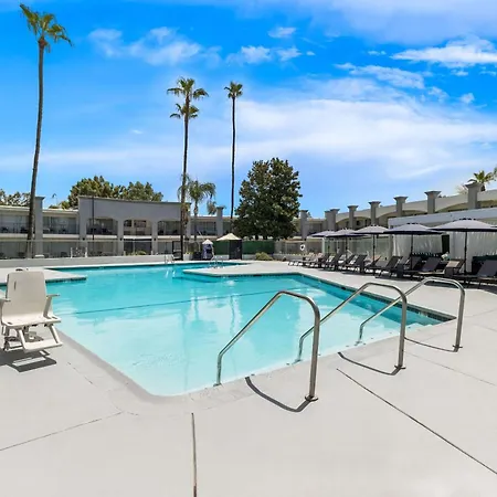 Hourglass Hotel, Ascend Hotel Collection